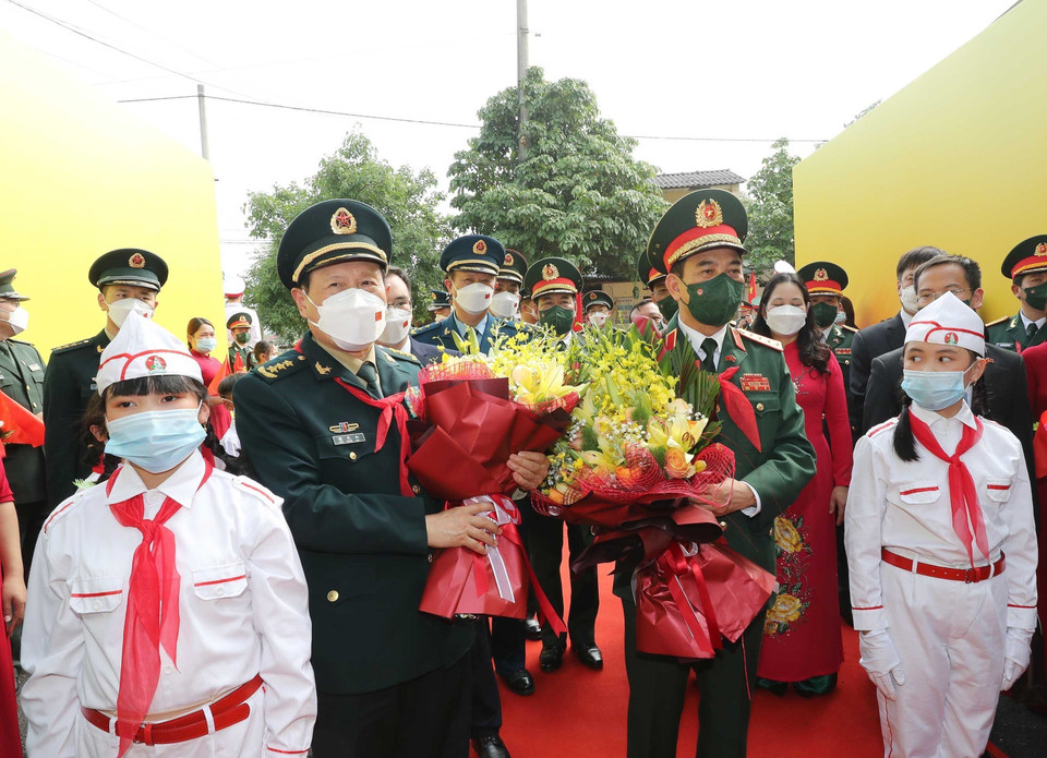 Các em học sinh trường tiểu học Tà Lùng đón Bộ trưởng Quốc phòng Phan Văn Giang và Bộ trưởng Quốc phòng Trung Quốc Ngụy Phượng Hòa. (Ảnh: Trọng Đức/TTXVN)