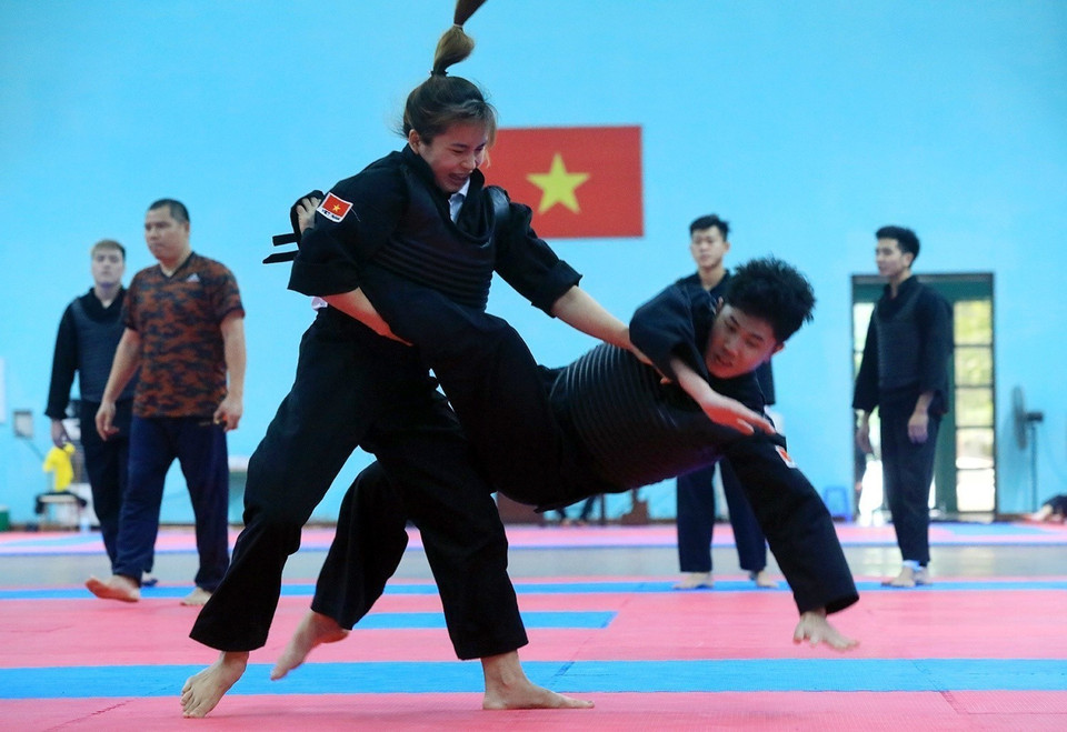 Một đòn đánh trong thi đấu Pencak Silat.(Ảnh: Tuấn Anh/TTXVN)