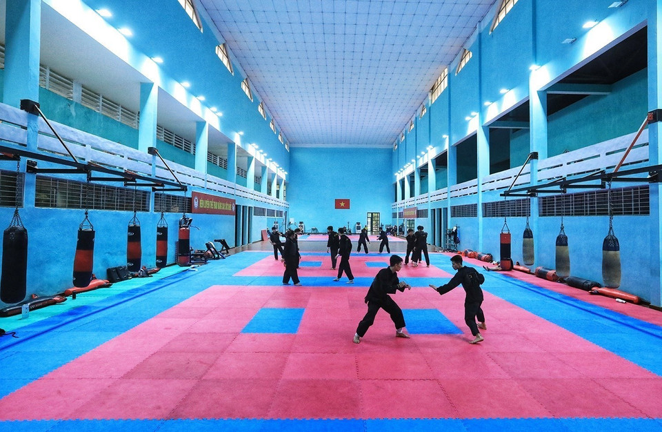 Các vận động viên đội tuyển Pencak Silat Việt Nam căng mình tập luyện. (Ảnh: Tuấn Anh/TTXVN)