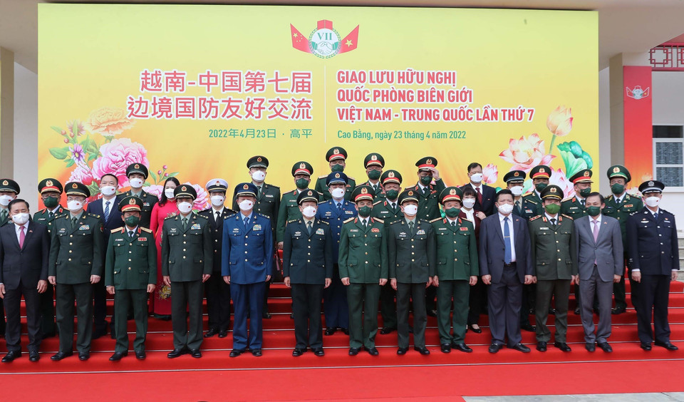 Bộ trưởng Quốc phòng Phan Văn Giang, Bộ trưởng Quốc phòng Trung Quốc Ngụy Phượng Hòa và đại biểu quốc phòng hai nước tại buổi giao lưu. (Ảnh: Trọng Đức/TTXV)N