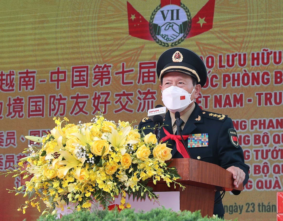 Bộ trưởng Quốc phòng Trung Quốc Ngụy Phượng Hòa phát biểu tại buổi tặng quà Trường Tiểu học Tà Lùng. (Ảnh: Trọng Đức/TTXV)N