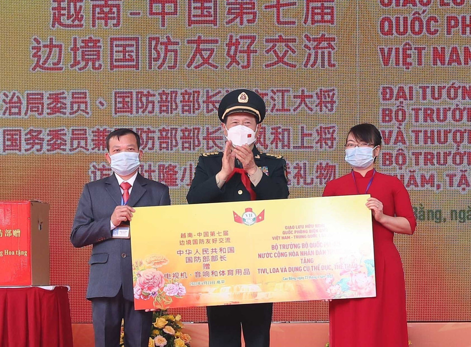 Bộ trưởng Quốc phòng Trung Quốc Ngụy Phượng Hòa tặng quà trường tiểu học Tà Lùng. (Ảnh: Trọng Đức/TTXV)N