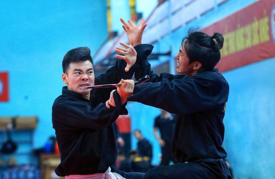Hai vận động viên đội tuyển tập các động tác Silat Seni. (Ảnh: Tuấn Anh/TTXVN)