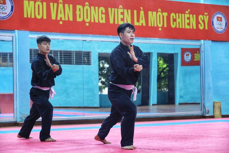 Hai vận động viên đội tuyển Pencak Silat Việt Nam tập luyện Silat Seni (biểu diễn) nội dung Tunggal phần tay không. (Ảnh: Tuấn Anh/TTXVN)