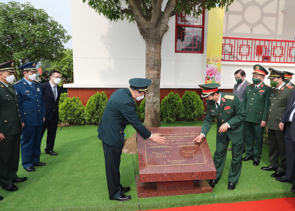 Bộ trưởng Quốc phòng Phan Văn Giang và Bộ trưởng Quốc phòng Trung Quốc Ngụy Phượng Hòa trồng cây lưu niệm tại tại cửa khẩu Tà Lùng. (Ảnh: Trọng Đức/TTXV)N