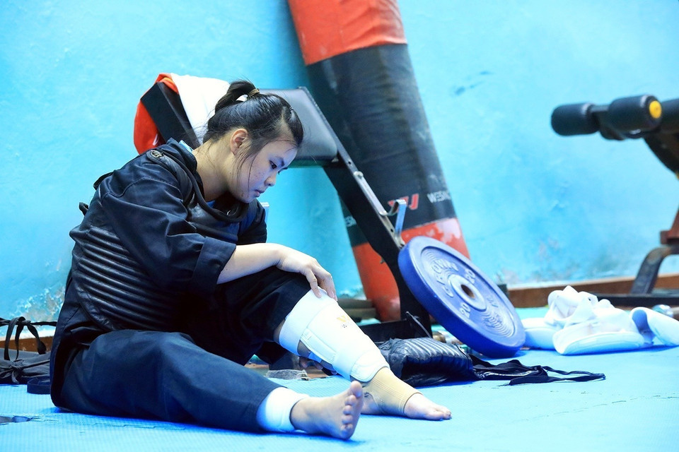 Các vận động viên phải đeo bảo hộ trước khi tập luyện. (Ảnh: Tuấn Anh/TTXVN)