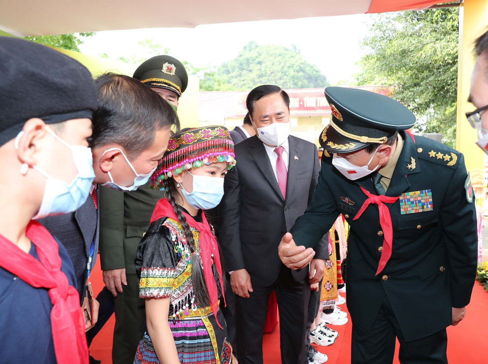 Bộ trưởng Quốc phòng Trung Quốc Ngụy Phượng Hòa với các em học sinh trường tiểu học Tà Lùng. (Ảnh: Trọng Đức/TTXVN)