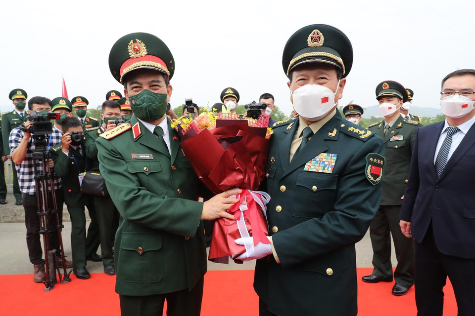 Bộ trưởng Quốc phòng Phan Văn Giang đón Bộ trưởng Quốc phòng Trung Quốc Ngụy Phượng Hòa tại cửa khẩu Tà Lùng. (Ảnh: Trọng Đức/TTXV)N