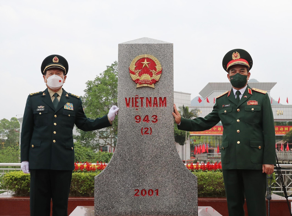  Bộ trưởng Quốc phòng Phan Văn Giang và Bộ trưởng Quốc phòng Trung Quốc Ngụy Phượng Hòa chào cột mốc biên giới Việt Nam tại cửa khẩu Tà Lùng. (Ảnh: Trọng Đức/TTXV)N