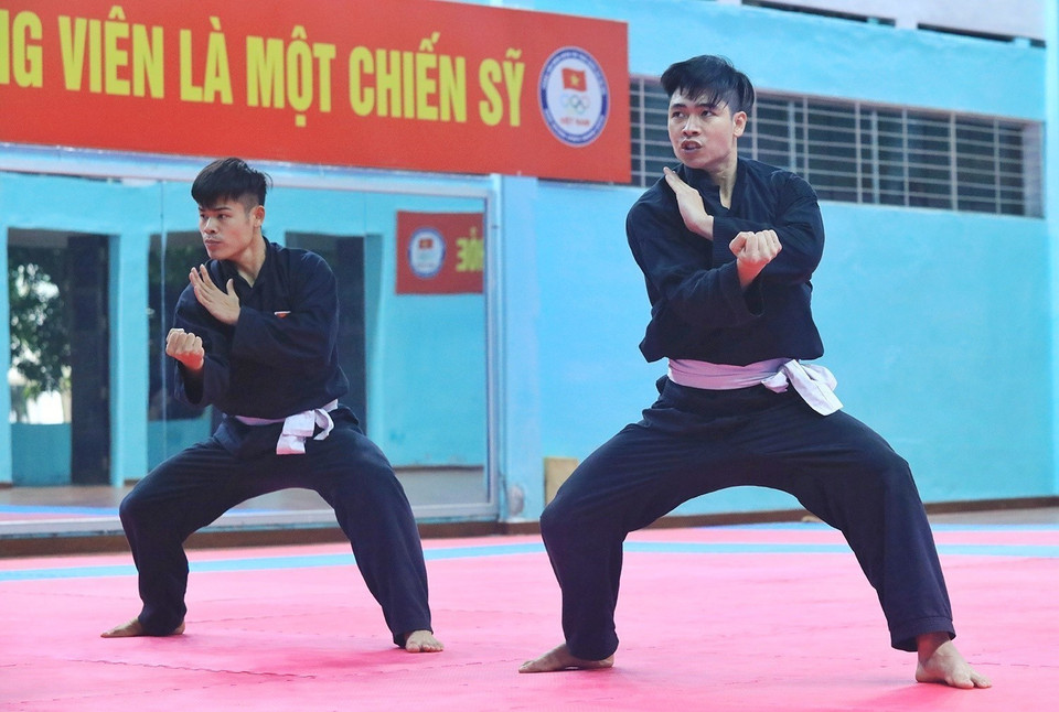 Hai vận động viên đội tuyển Pencak Silat Việt Nam tập luyện Silat Seni (biểu diễn) nội dung Tunggal phần tay không. (Ảnh: Tuấn Anh/TTXVN)