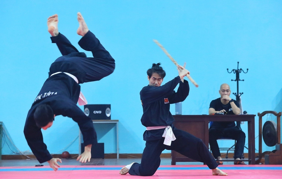 Hai vận động viên đội tuyển Việt Nam tập luyện Silat Seni (biểu diễn) nội dung Tunggal gồm dao và côn.(Ảnh: Tuấn Anh/TTXVN)