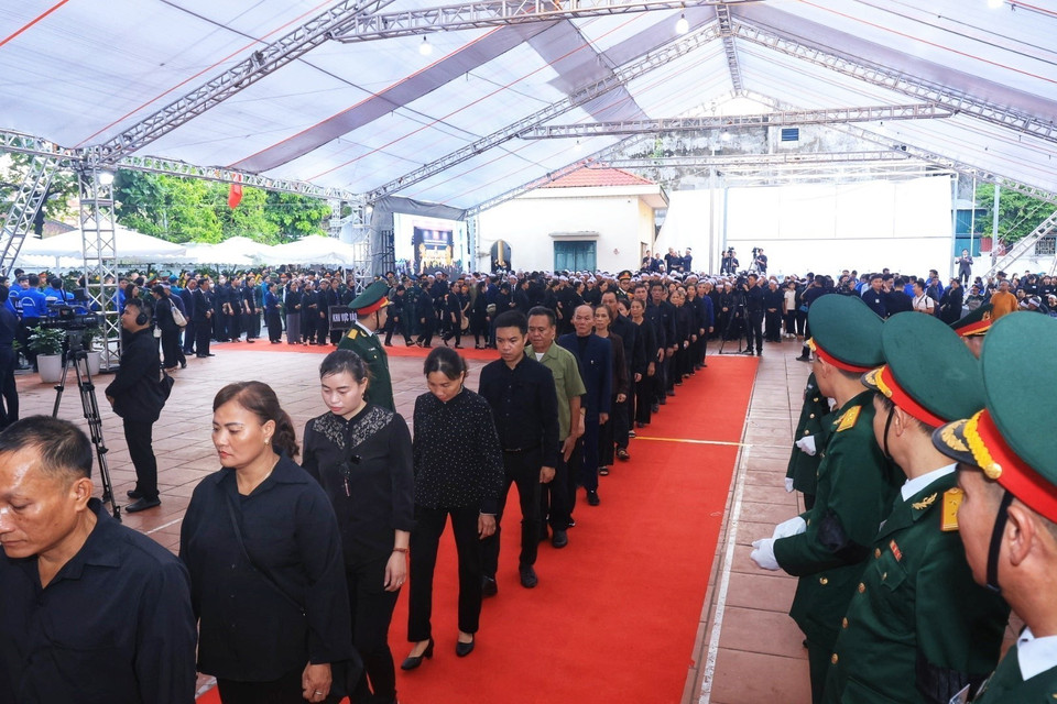Người dân đến viếng Tổng Bí thư Nguyễn Phú Trọng tại xã Đông Hội, huyện Đông Anh. (Ảnh: TTXVN)