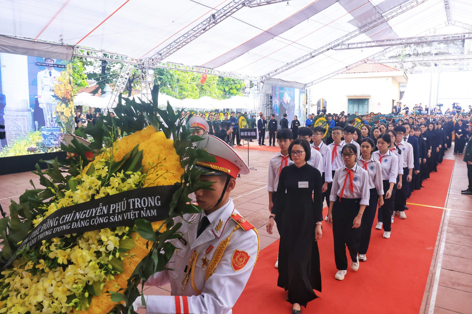 Khối giáo dục huyện Đông Anh vào viếng Tổng Bí Thư Nguyễn Phú Trọng. (Ảnh: TTXVN)