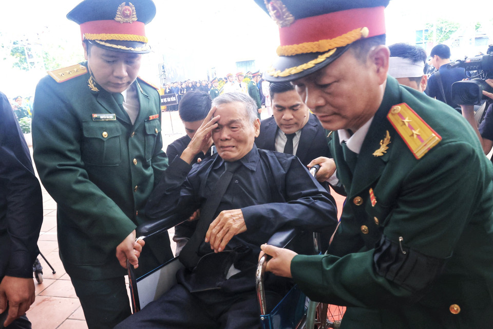 Người dân đến viếng Tổng Bí thư Nguyễn Phú Trọng. (Ảnh: TTXVN)