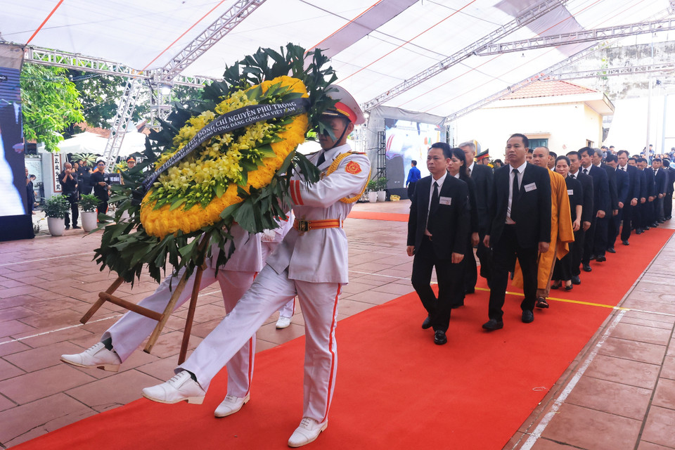 Đoàn Ủy ban Trung ương Mặt trận Tổ quốc Việt Nam vào viếng Tổng Bí Thư Nguyễn Phú Trọng. (Ảnh: TTXVN)