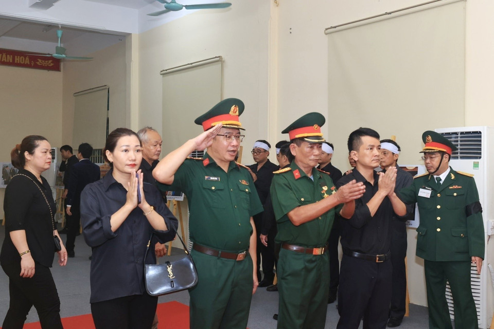 Người dân vào viếng Tổng Bí Thư Nguyễn Phú Trọng. (Ảnh: TTXVN)