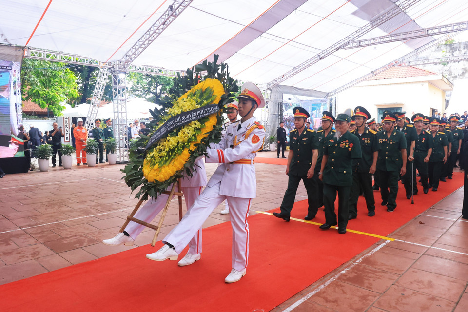 Hội thương binh nặng huyện Đông Anh vào viếng Tổng Bí Thư Nguyễn Phú Trọng. (Ảnh: TTXVN)