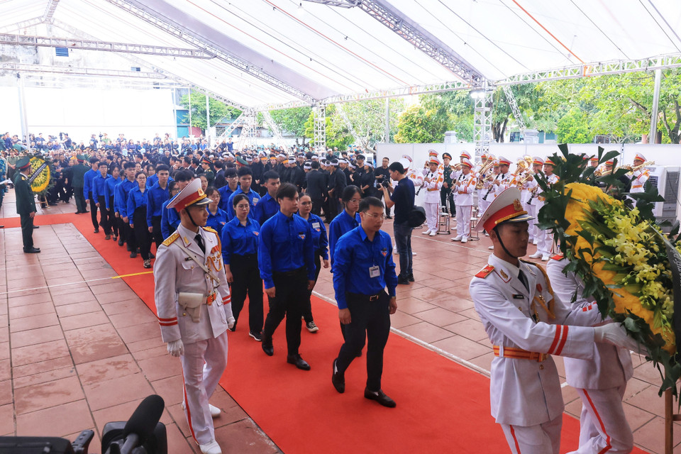 Đoàn Thanh niên xã Đông Hội vào viếng Tổng Bí Thư Nguyễn Phú Trọng. (Ảnh: TTXVN)