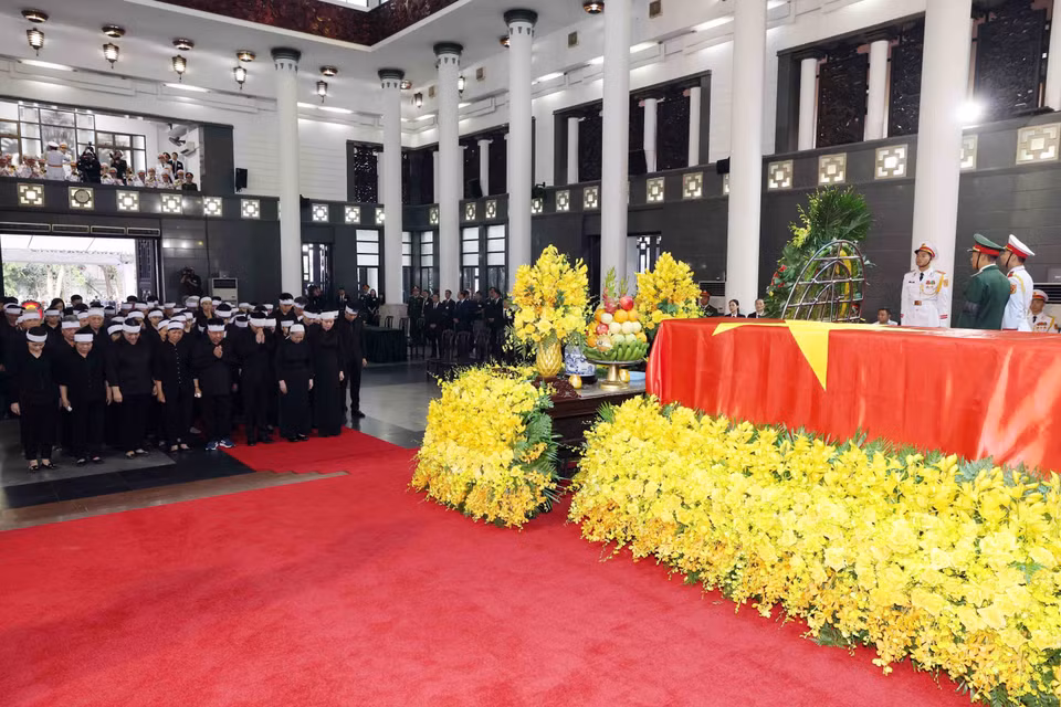 Đoàn gia đình và dòng họ gồm vợ cùng các con, cháu, chắt viếng Tổng Bí thư Nguyễn Phú Trọng. (Ảnh: TTXVN)