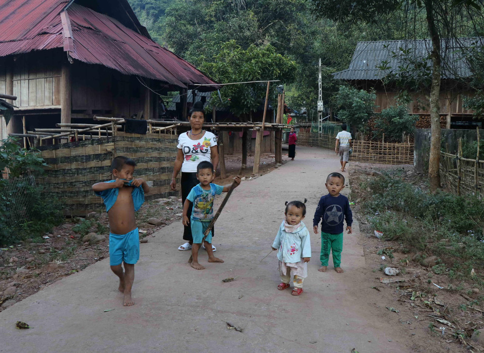 Bà trông nom các cháu trong thời gian bố mẹ của các cháu đi lên nương rẫy. (Ảnh: Xuân Tiến/TXVN)