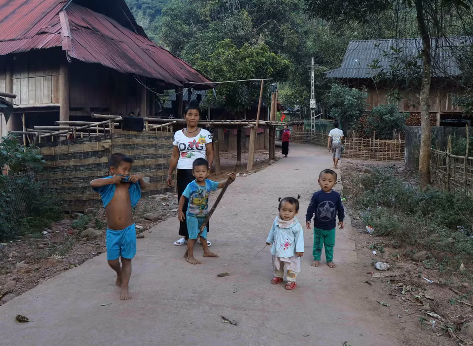Bà trông nom các cháu trong thời gian bố mẹ của các cháu đi lên nương rẫy. (Ảnh: Xuân Tiến/TXVN)