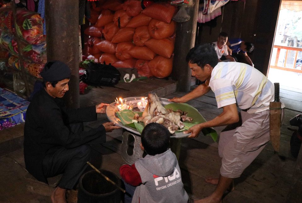 Trong lễ tục vòng đời, cộng đồng người Cống còn gìn giữ, trao truyền được những lễ thức văn hóa độc đáo, mang đậm sắc thái văn hóa của cộng đồng dân tộc. (Ảnh: Xuân Tiến/TXVN)
