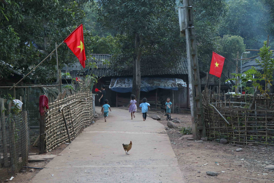 Đường giao thông liên bản đã được cứng hóa, ôtô từ trung tâm xã Pa Tần vào bản Lả Chà đã thông suốt quanh năm. (Ảnh: Xuân Tiến/TXVN)