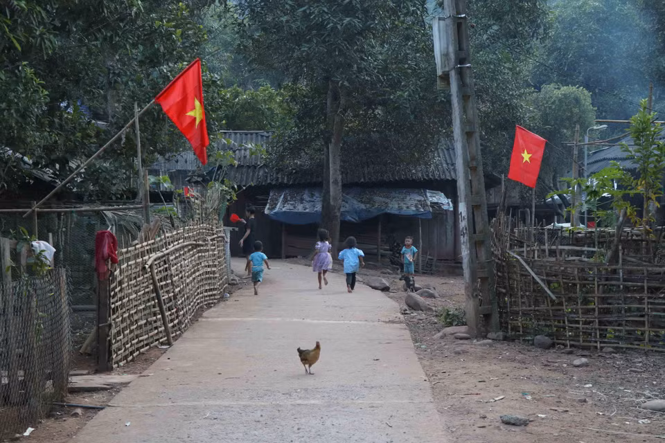 Đường giao thông liên bản đã được cứng hóa, ôtô từ trung tâm xã Pa Tần vào bản Lả Chà đã thông suốt quanh năm. (Ảnh: Xuân Tiến/TXVN)