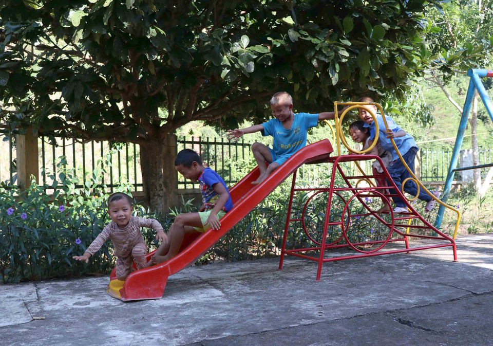 Trẻ em dân tộc Cống bản Lả Chà vui chơi trong giờ học ngoại khóa ở trường. (Ảnh: Xuân Tiến/TXVN)