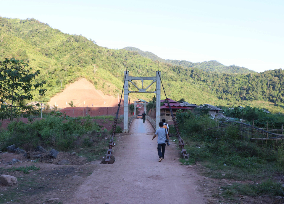 Cây cầu treo bắc qua suối Nậm Chả, nối liền hai điểm dân cư của bản Lả Chà, tạo điều kiện giao thông đi lại, trao đổi hàng hóa được thuận lợi. (Ảnh: Xuân Tiến/TTXVN)