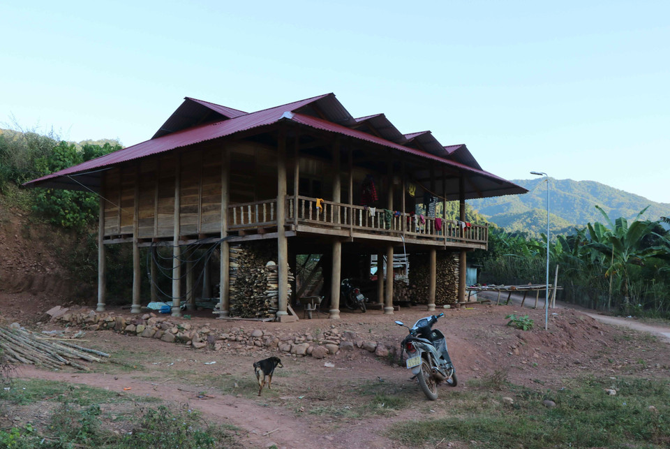 Một ngôi nhà sàn vừa mới được xây dựng tại bản Lả Chà. (Ảnh: Xuân Tiến/TXVN)