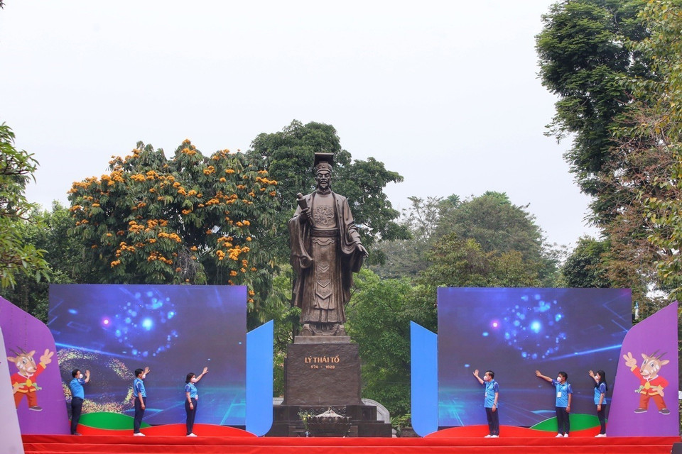 Các đại biểu thực hiện nghi lễ ấn nút đếm ngược 31 ngày hướng tới SEA Games 31. (Ảnh: Tuấn Đức/TTXVN)