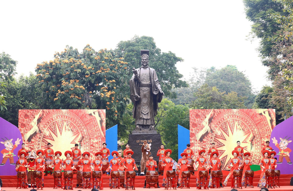 Màn trống hội Thăng Long biểu diễn tại buổi lễ phát động đếm ngược hướng tới SEA Games 31. (Ảnh: Hoàng Hiếu/TTXVN)