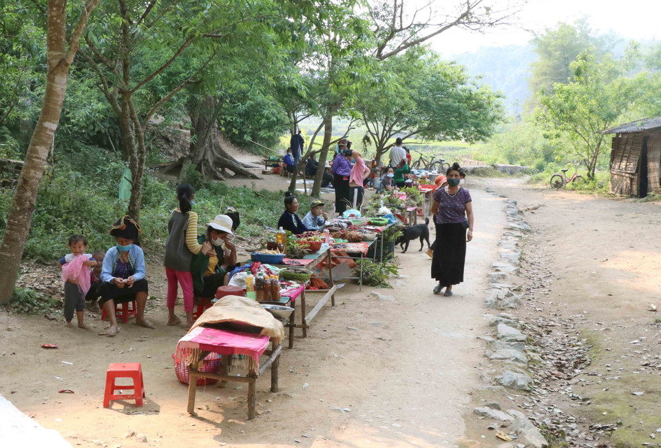 Tại những điểm chợ bình dị của người Thái, du khách dễ dàng bắt gặp những sản vật đặc trưng của vùng miền Tây Bắc. (Ảnh: Xuân Tiến/TTXVN)