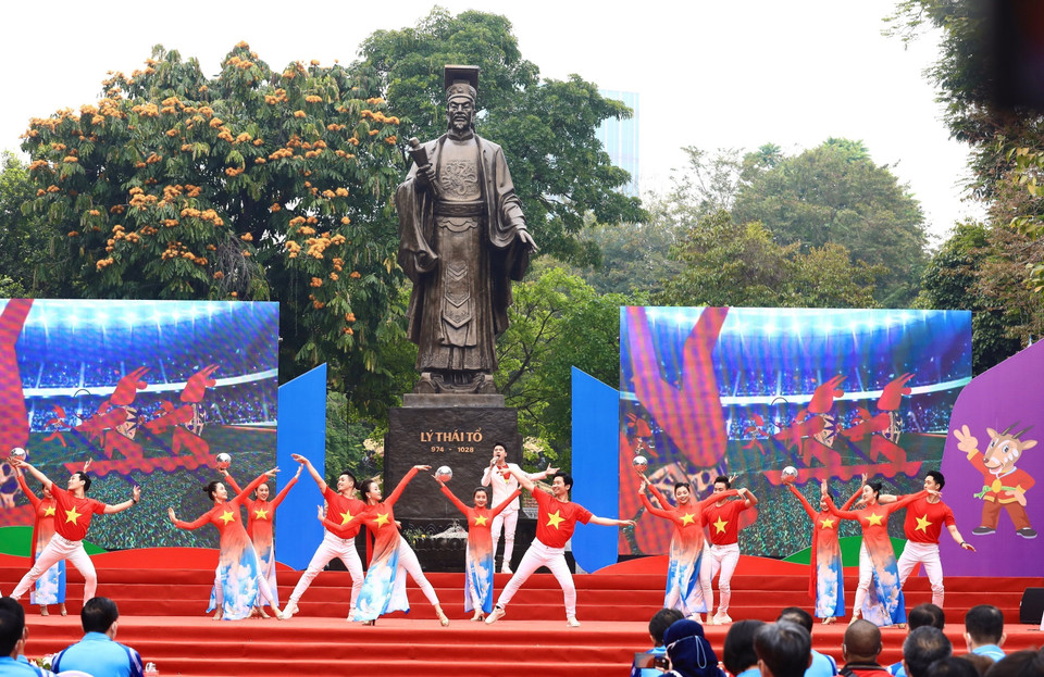 Hãy tỏa sáng - Bài hát chính thức của SEA Games 31, sáng tác của nhạc sỹ Huy Tuấn được ca sỹ Tôn Sơn cùng vũ đoàn Flower trình bày. (Ảnh: Hoàng Hiếu/TTXVN)