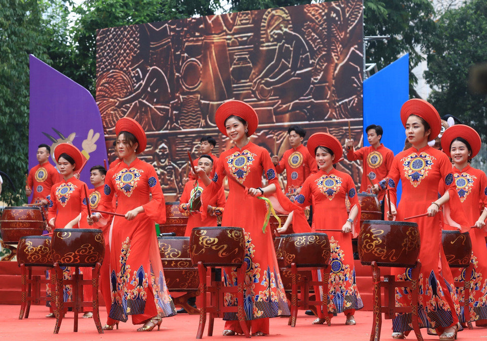 Màn trống hội Thăng Long biểu diễn tại buổi lễ. (Ảnh: Hoàng Hiếu/TTXVN)