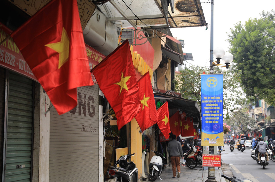 Cờ tổ quốc rực đỏ tại cụm dân cư số 12 phường Bạch Mai (quận Hai Bà Trưng). (Ảnh: Hoàng Hiếu/TTXVN)