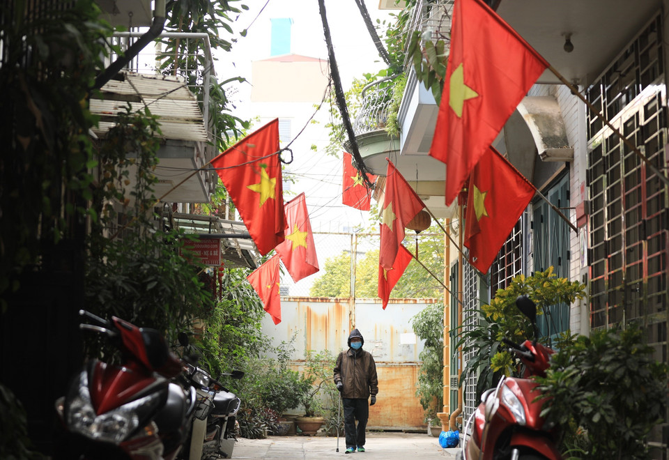 Một cụm pano chào đón năm mới được đặt trên phố Điện Biên Phủ. (Ảnh: Hoàng Hiếu/TTXVN)