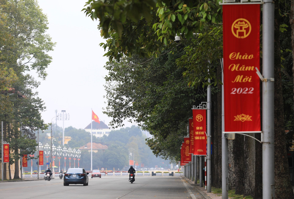 Sắc đỏ rực rỡ của các tấm áp phích chào đón năm mới tại khu vực quảng trường Ba Đình. (Ảnh: Hoàng Hiếu/TTXVN)