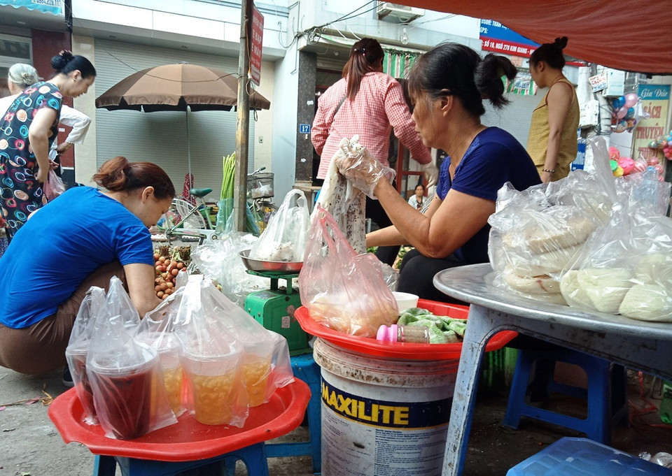 Từ số liệu điều tra của Bộ Tài nguyên và Môi trường cho thấy lượng chất thải nhựa và túi nilon chiếm khoảng 8-12% trong chất thải rắn sinh hoạt. (Ảnh: Hùng Võ/Vietnam+)