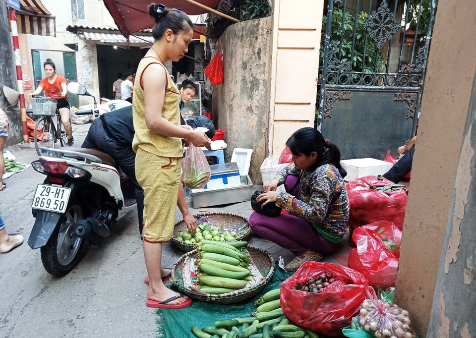 Ngoài ra, một phần tư số người đi chợ cho rằng sẽ rất bất tiện nếu phải lỉnh kỉnh xách theo túi nilon từ nhà mỗi khi đi mua sắm. (Ảnh: Hùng Võ/Vietnam+)