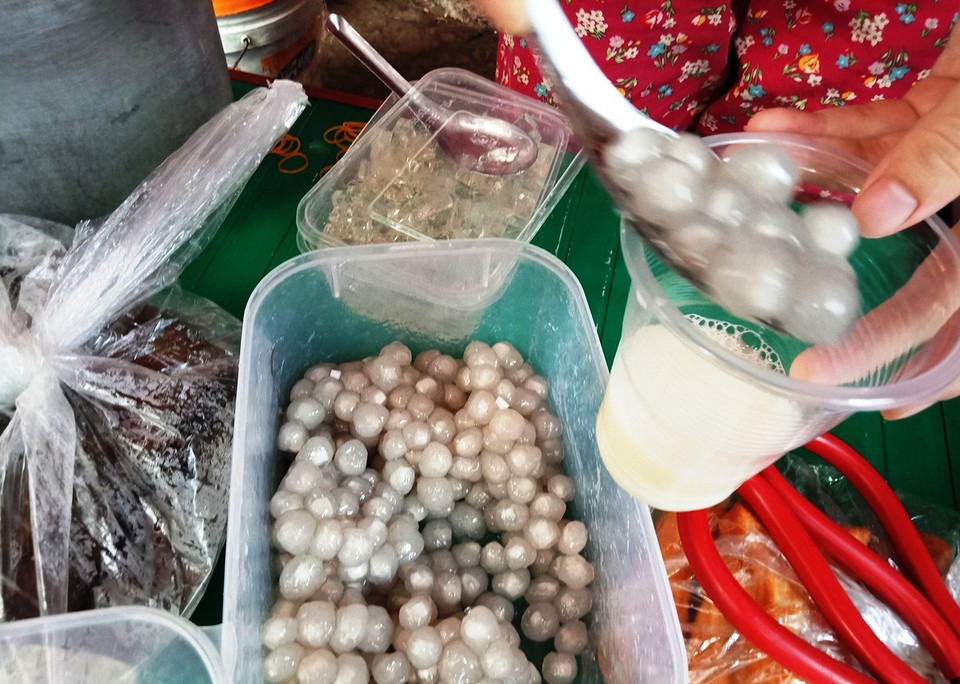 Không chỉ dùng để đựng hàng khô, nhiều người còn lạm dụng túi nilon để gói cháo, phở, đồ ăn nóng. (Ảnh: Hùng Võ/Vietnam+)