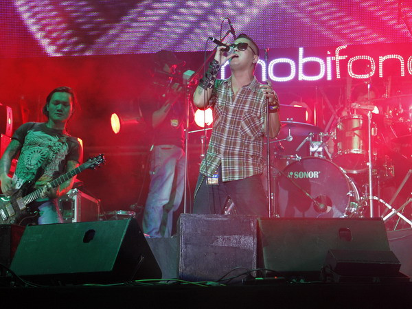 Nhóm MICROWAVE. (Nguồn: MobileFone)