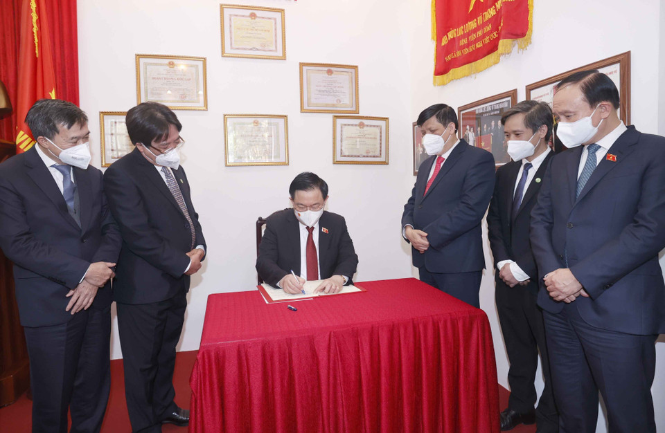 Chủ tịch Quốc hội Vương Đình Huệ thăm Nhà truyền thống và ghi sổ lưu niệm Bệnh viện Hữu nghị Việt Đức. (Ảnh: Doãn Tấn/TTXVN)