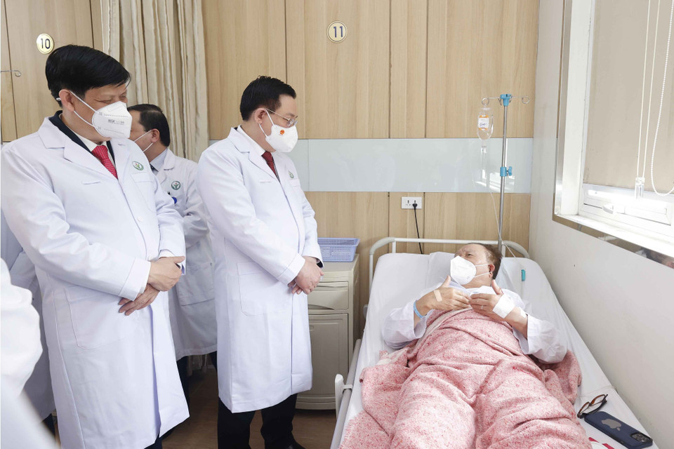 Chủ tịch Quốc hội Vương Đình Huệ thăm, tặng quà cho một số bệnh nhân Trung tâm Ghép tạng, Bệnh viện Hữu nghị Việt-Đức. (Ảnh: Doãn Tấn/TTXVN)