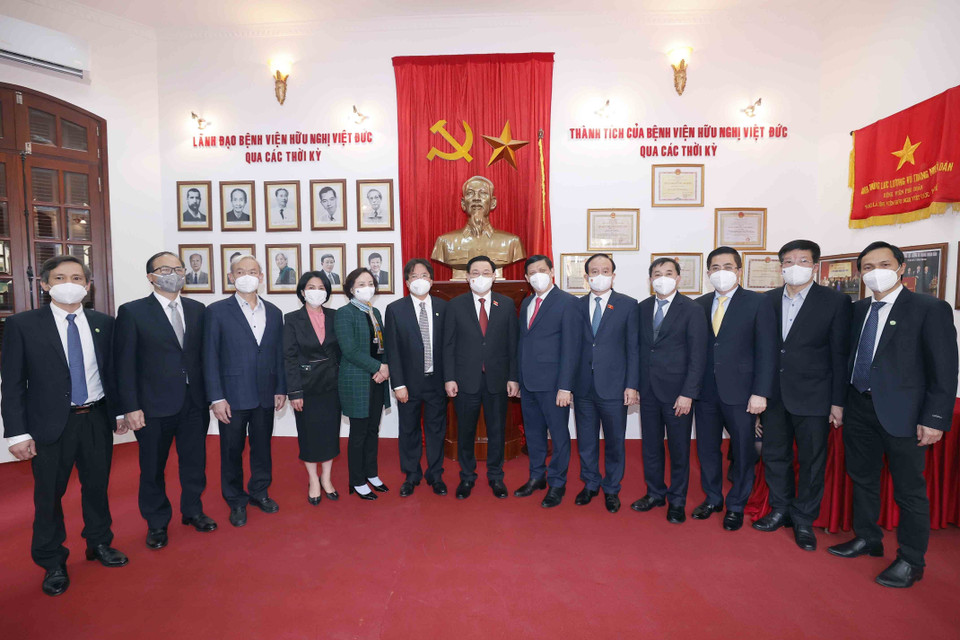 Chủ tịch Quốc hội Vương Đình Huệ chụp ảnh chung với các đại biểu. (Ảnh: Doãn Tấn/TTXVN)