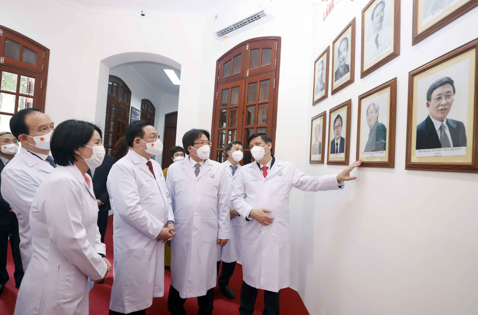 Chủ tịch Quốc hội Vương Đình Huệ thăm Nhà truyền thống và ghi sổ lưu niệm tại Bệnh viện Hữu nghị Việt Đức. (Ảnh: Doãn Tấn/TTXVN)