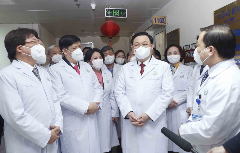 Chủ tịch Quốc hội Vương Đình Huệ và các đại biểu thăm Trung tâm Ghép tạng, Bệnh viện Hữu nghị Việt Đức. (Ảnh: Doãn Tấn/TTXVN)