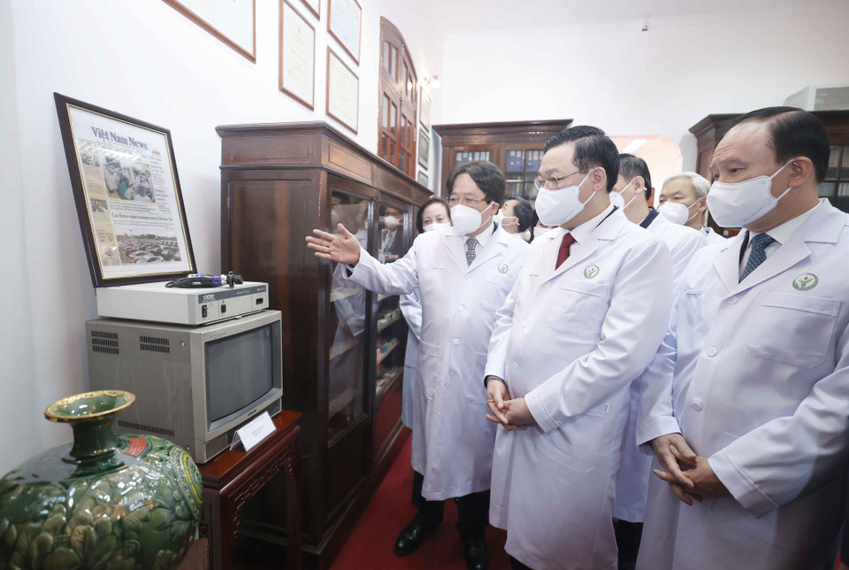 Chủ tịch Quốc hội Vương Đình Huệ thăm Nhà truyền thống và ghi sổ lưu niệm Bệnh viện Hữu nghị Việt Đức. (Ảnh: Doãn Tấn/TTXVN)