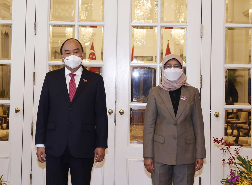 Chủ tịch nước Nguyễn Xuân Phúc chụp ảnh chung với Tổng thống Cộng hòa Singapore Halimah Yacob. (Ảnh: Thống Nhất/TTXVN)